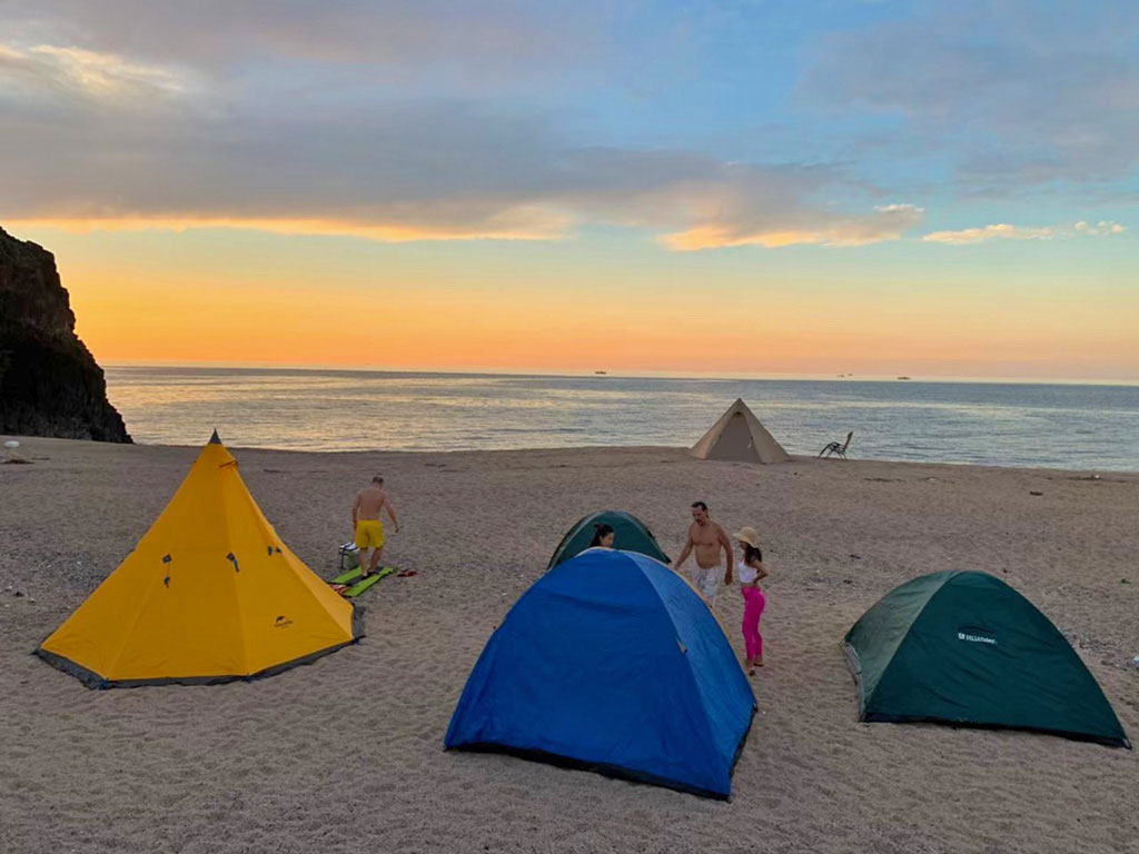 unbeaten-japan-tours-tent-camping Unbeaten Japan Tours - Beach Camping